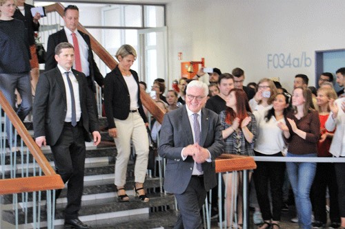 Sichtlich wohl fühlt sich Herr Bundespräsident Steinmeier inmitten der Schülerinnen und Schüler.