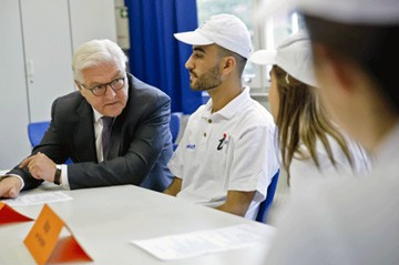 Bundespräsident Frank-Walter Steinmeier im direkten Gespräch mit Schülerinnen und Schülern der VABO-Klasse...